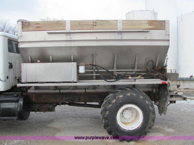 image for item C2946 1991 International 8100 spreader truck