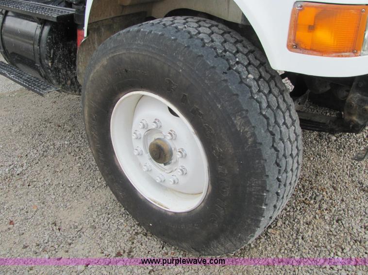 image for item C2946 1991 International 8100 spreader truck