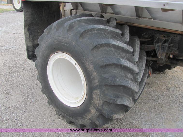 image for item C2946 1991 International 8100 spreader truck