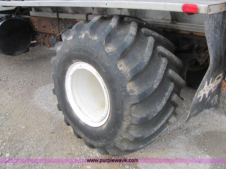 image for item C2946 1991 International 8100 spreader truck