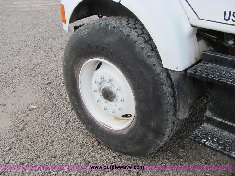 image for item C2946 1991 International 8100 spreader truck