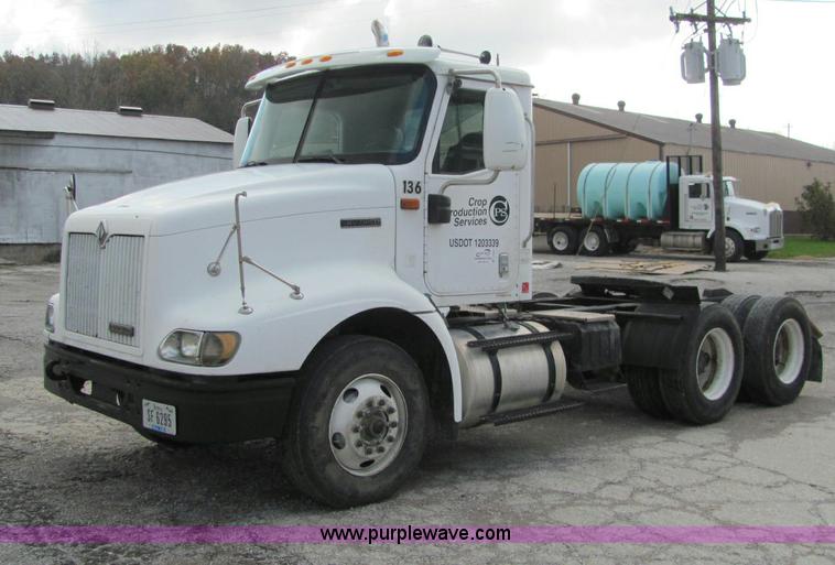 image for item C2952 2000 International 9100i semi truck