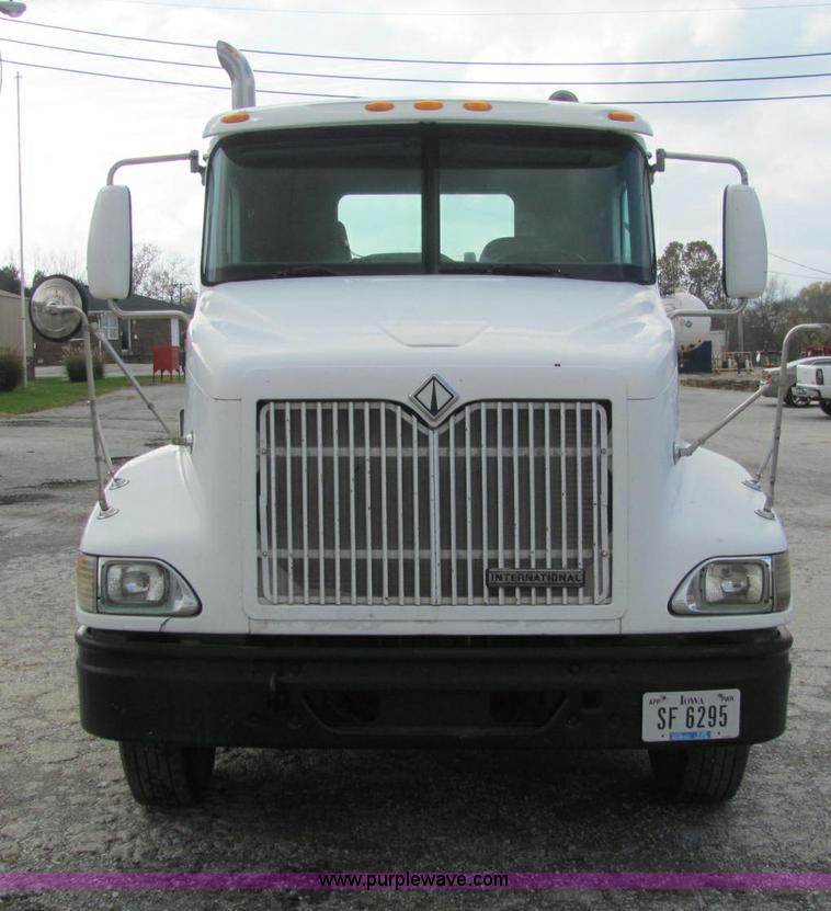 image for item C2952 2000 International 9100i semi truck