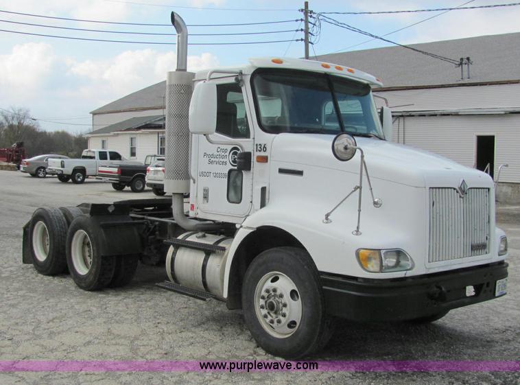 image for item C2952 2000 International 9100i semi truck