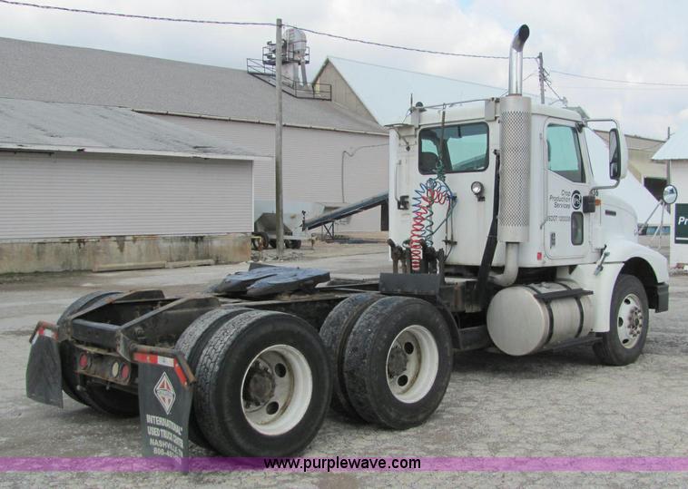 image for item C2952 2000 International 9100i semi truck