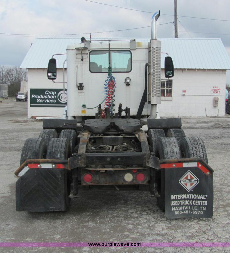 image for item C2952 2000 International 9100i semi truck