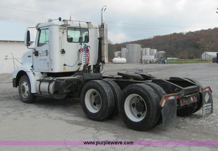 image for item C2952 2000 International 9100i semi truck