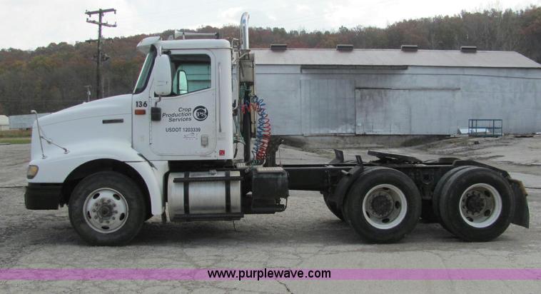 image for item C2952 2000 International 9100i semi truck