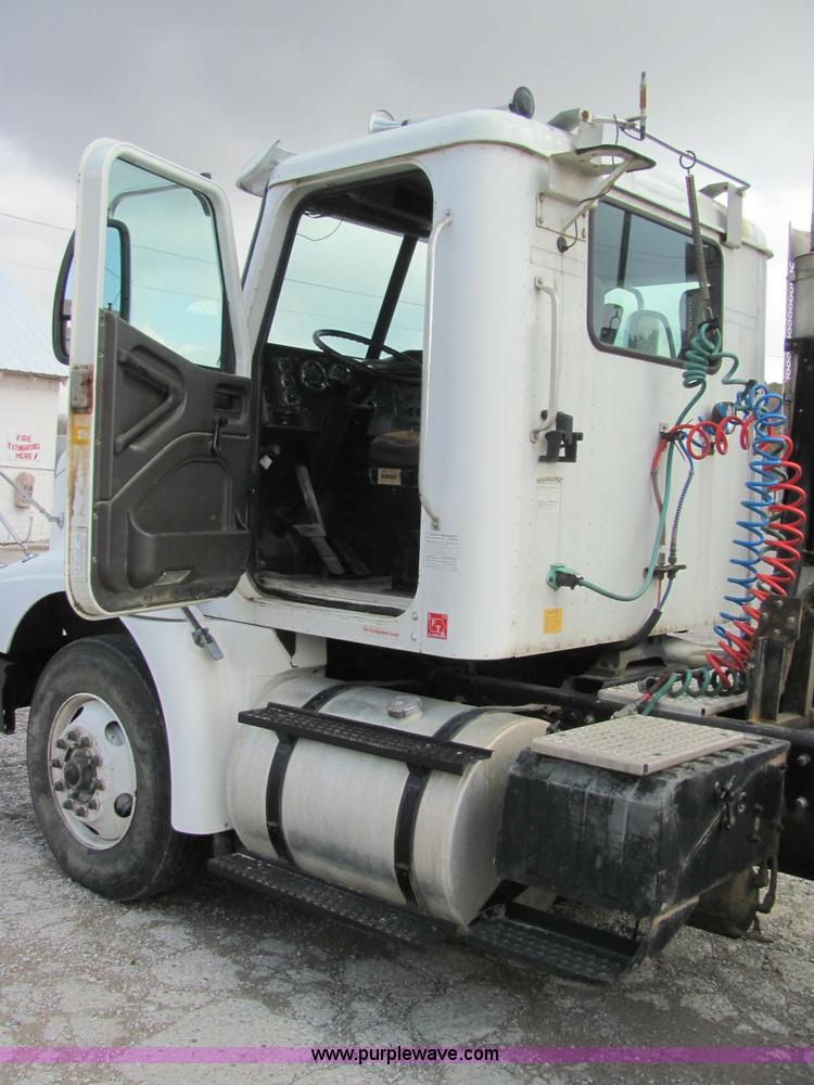 image for item C2952 2000 International 9100i semi truck