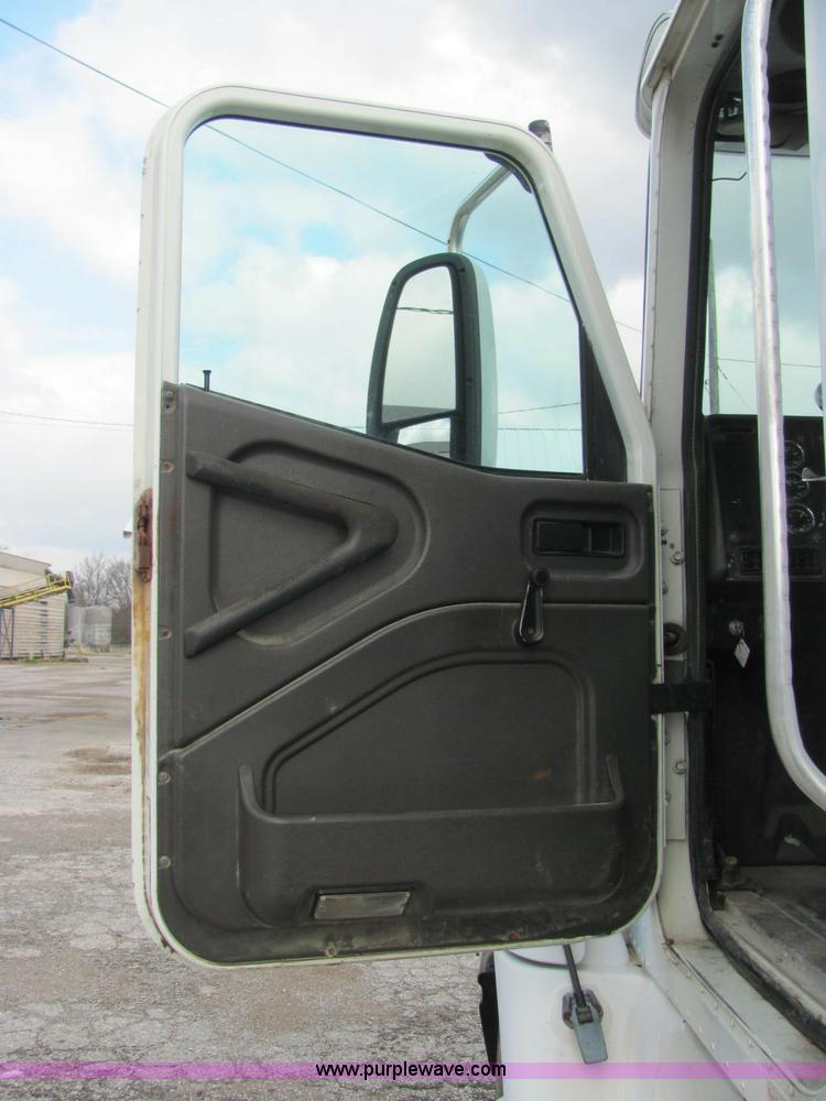 image for item C2952 2000 International 9100i semi truck