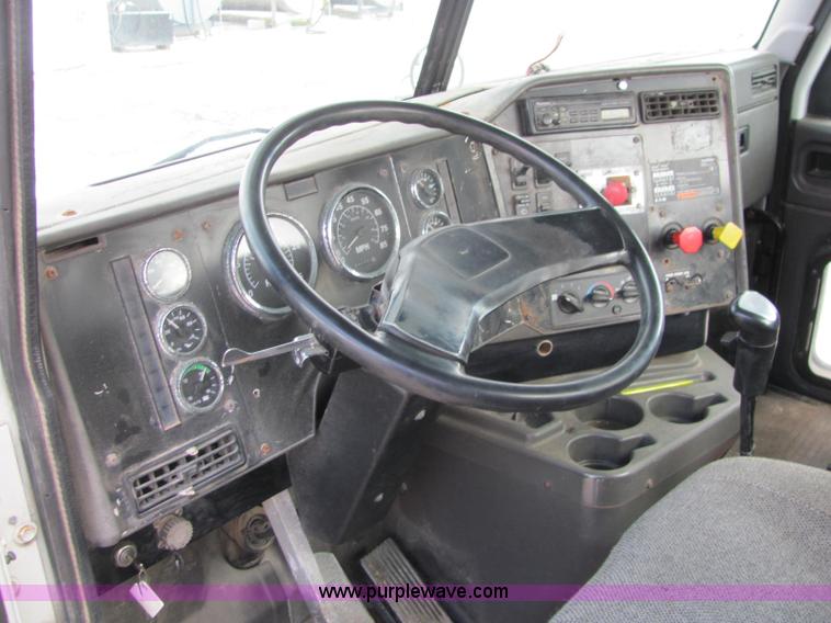 image for item C2952 2000 International 9100i semi truck