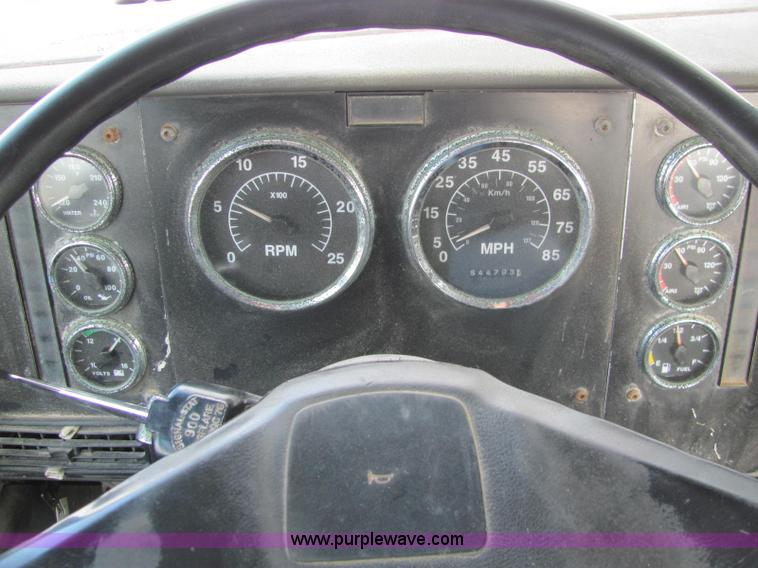 image for item C2952 2000 International 9100i semi truck