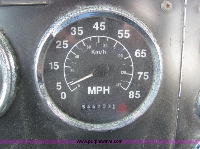 image for item C2952 2000 International 9100i semi truck