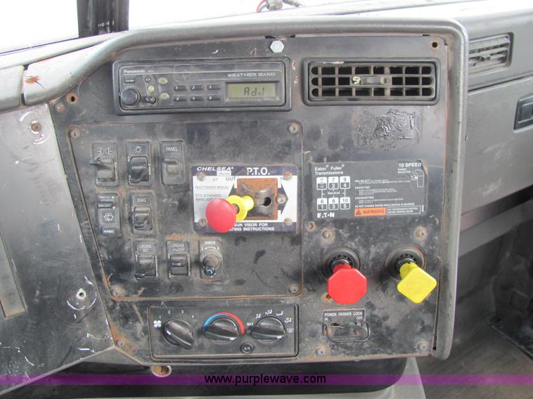 image for item C2952 2000 International 9100i semi truck