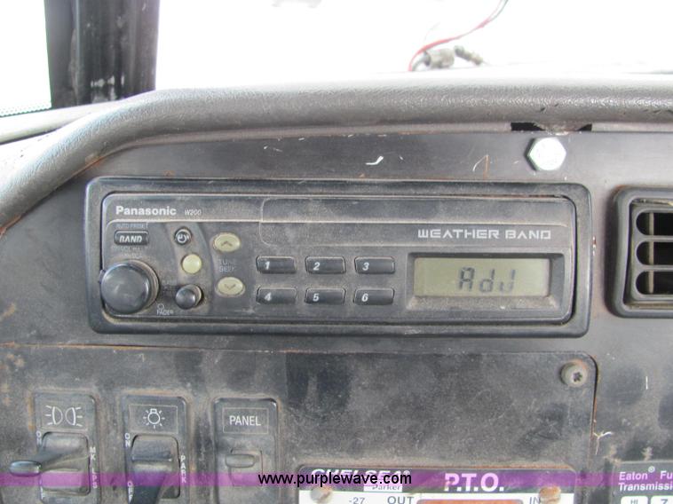 image for item C2952 2000 International 9100i semi truck