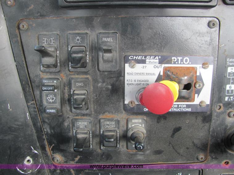 image for item C2952 2000 International 9100i semi truck