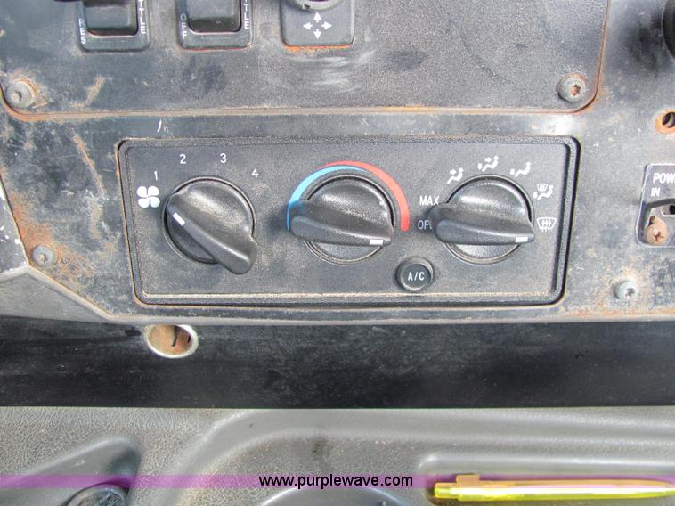 image for item C2952 2000 International 9100i semi truck