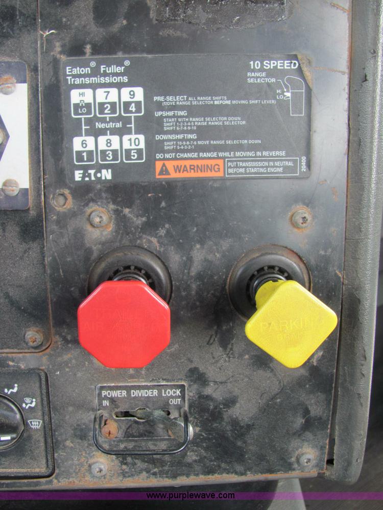 image for item C2952 2000 International 9100i semi truck