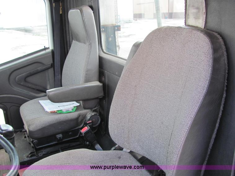 image for item C2952 2000 International 9100i semi truck