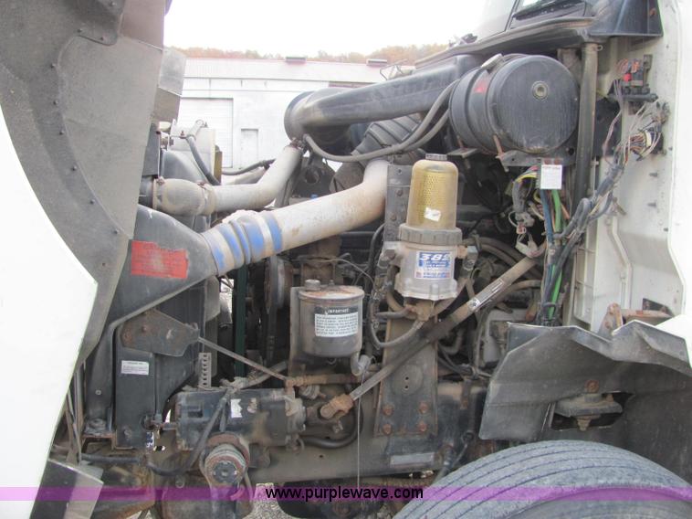 image for item C2952 2000 International 9100i semi truck