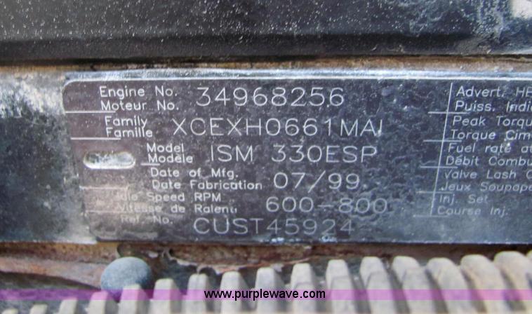 image for item C2952 2000 International 9100i semi truck