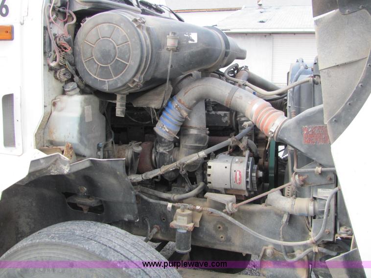 image for item C2952 2000 International 9100i semi truck