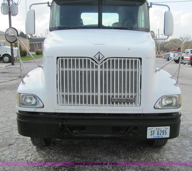 image for item C2952 2000 International 9100i semi truck