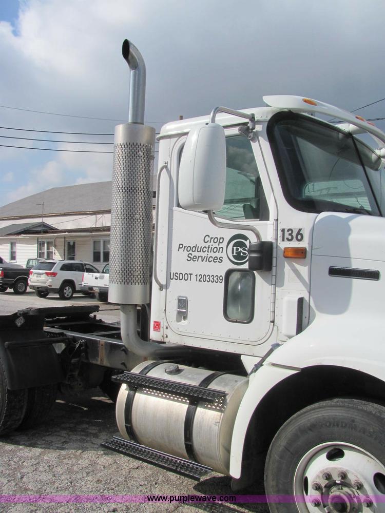 image for item C2952 2000 International 9100i semi truck