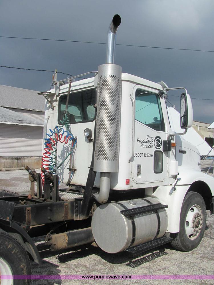 image for item C2952 2000 International 9100i semi truck