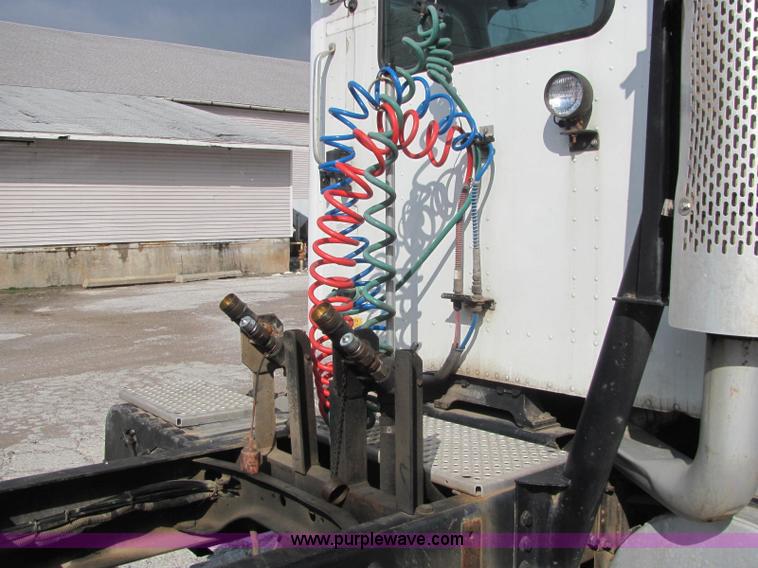 image for item C2952 2000 International 9100i semi truck