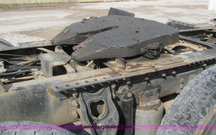 image for item C2952 2000 International 9100i semi truck