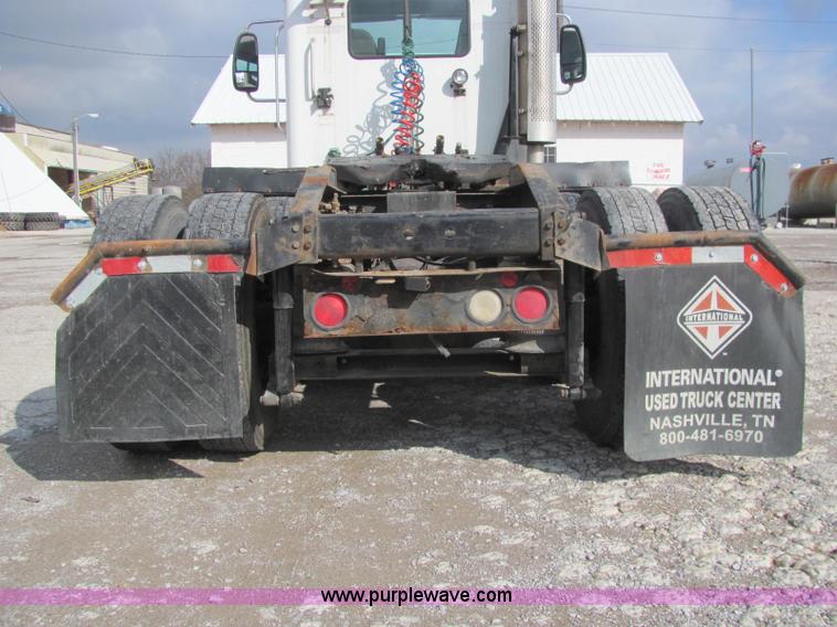 image for item C2952 2000 International 9100i semi truck