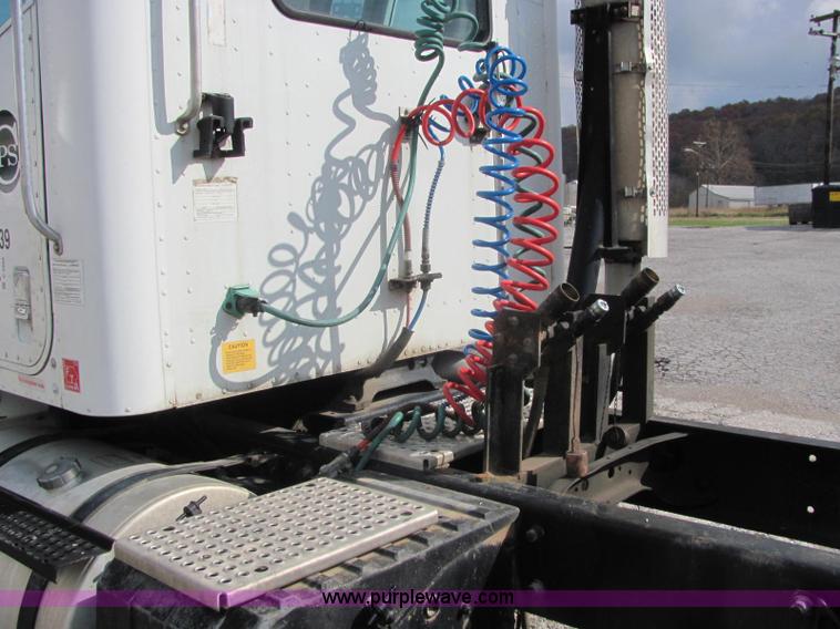 image for item C2952 2000 International 9100i semi truck