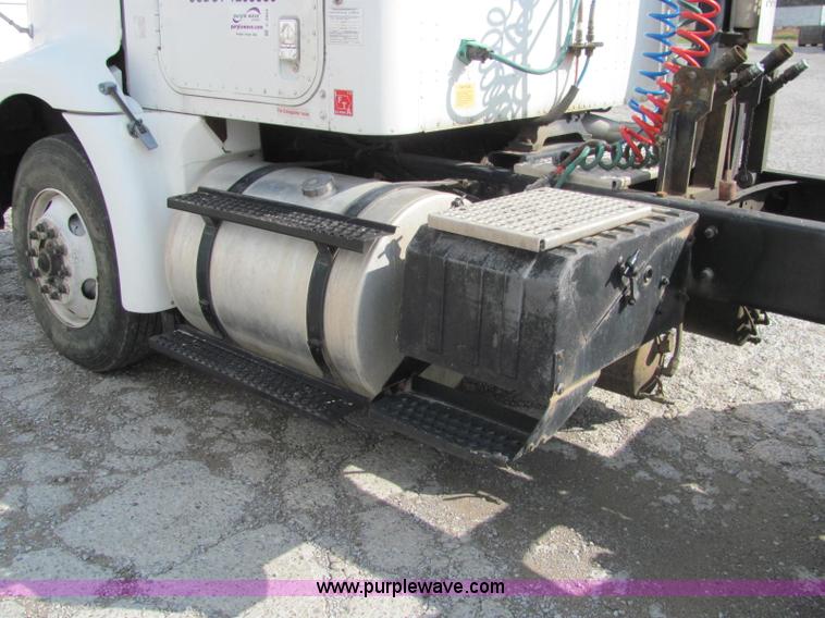 image for item C2952 2000 International 9100i semi truck