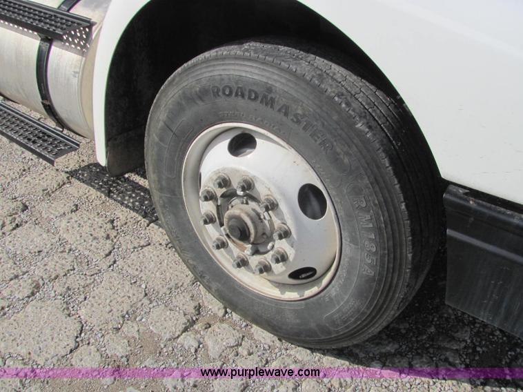 image for item C2952 2000 International 9100i semi truck