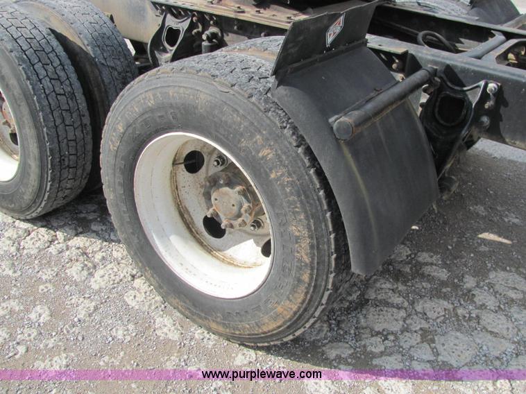 image for item C2952 2000 International 9100i semi truck