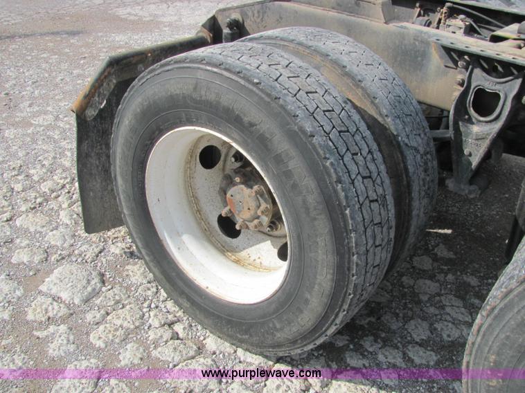 image for item C2952 2000 International 9100i semi truck