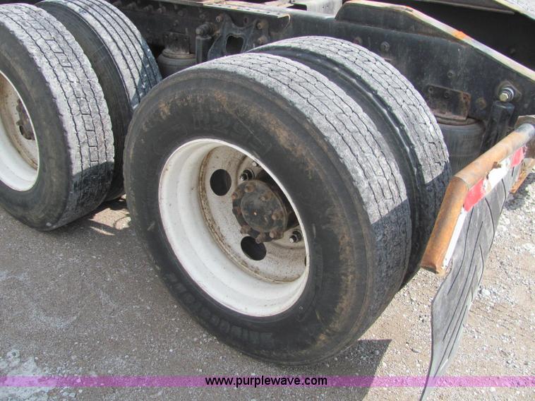 image for item C2952 2000 International 9100i semi truck