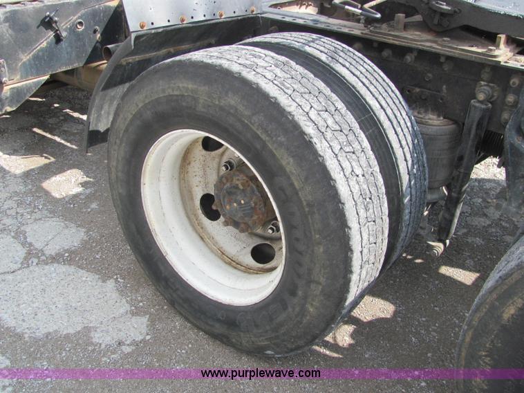 image for item C2952 2000 International 9100i semi truck