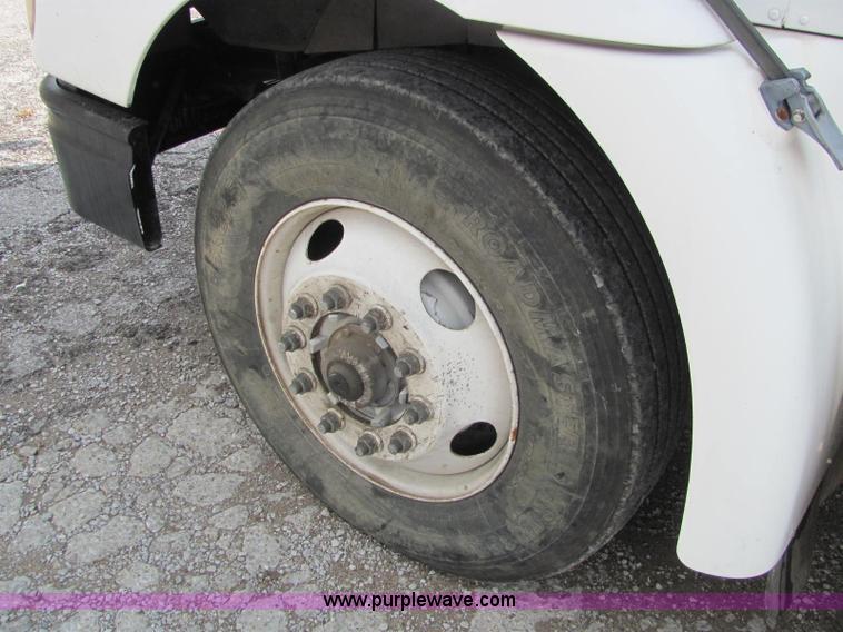 image for item C2952 2000 International 9100i semi truck