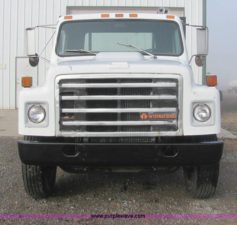 image for item C2962 1989 International 1754 flatbed truck