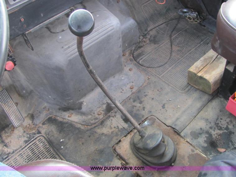 image for item C2962 1989 International 1754 flatbed truck