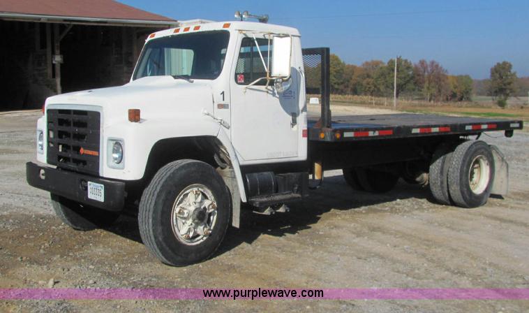 image for item C2963 1984 International S9100 semi truck