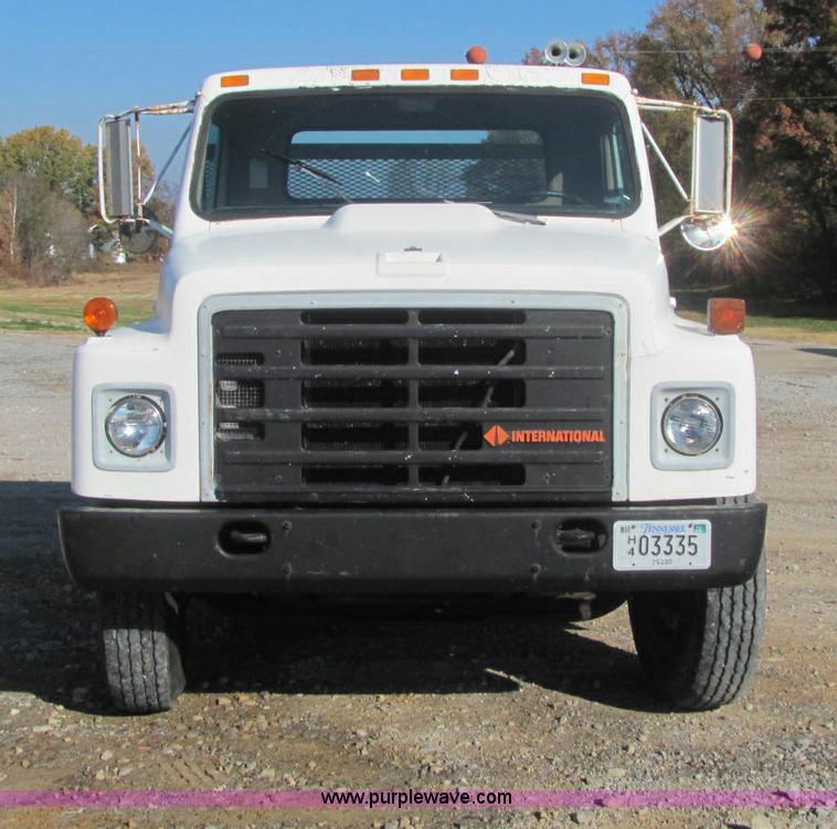 image for item C2963 1984 International S9100 semi truck
