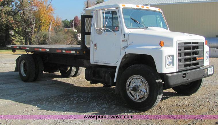 image for item C2963 1984 International S9100 semi truck