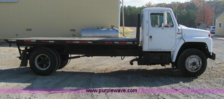 image for item C2963 1984 International S9100 semi truck