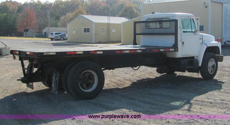 image for item C2963 1984 International S9100 semi truck