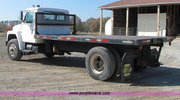 image for item C2963 1984 International S9100 semi truck