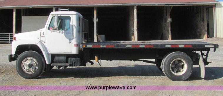 image for item C2963 1984 International S9100 semi truck