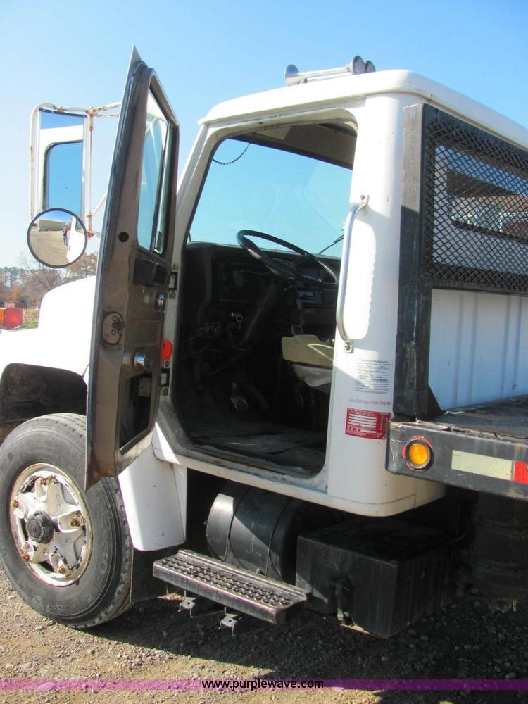 image for item C2963 1984 International S9100 semi truck